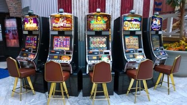 garasi slot app interface showing live dealer tables and sportsbook menu